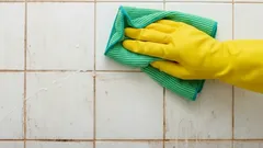 Zo krijg je badkamertegels weer glanzend zonder te boenen